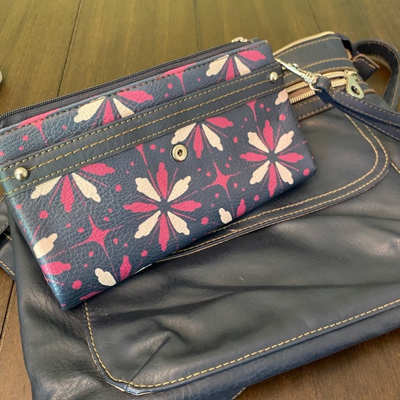 Relic Crossbody Purse Satchel Bag faux leather Vegan with matching wallet EUC - Picture 14 of 16